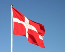 Stryg regnbueflaget og lad Dannebrog vaje.