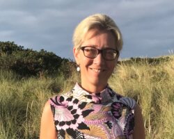 Hun vil hellere tænde lys end forbande mørket
